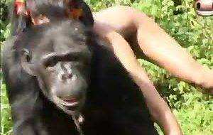 Deixei a esposa do meu amigo mamar gostoso e dar uma boa reboladinha - Mulheres transando com macaco